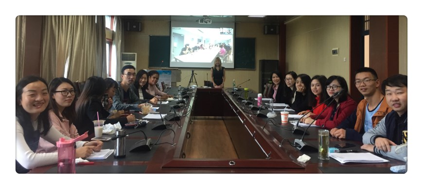 华中师大课堂。洛杉矶课堂场景同步呈现。