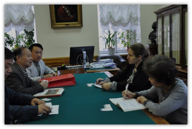 与塔吉亚娜院长会谈