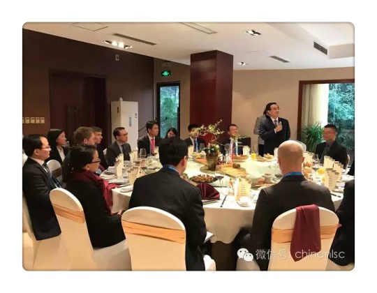 在国外知名互联网企业代表午宴上为外国来宾提供翻译