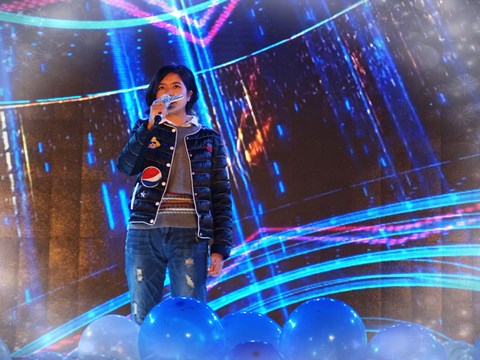 冠军谢雨彤在表演